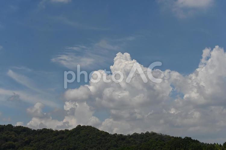 まだまだ夏のような雲 空,山,風景の写真素材