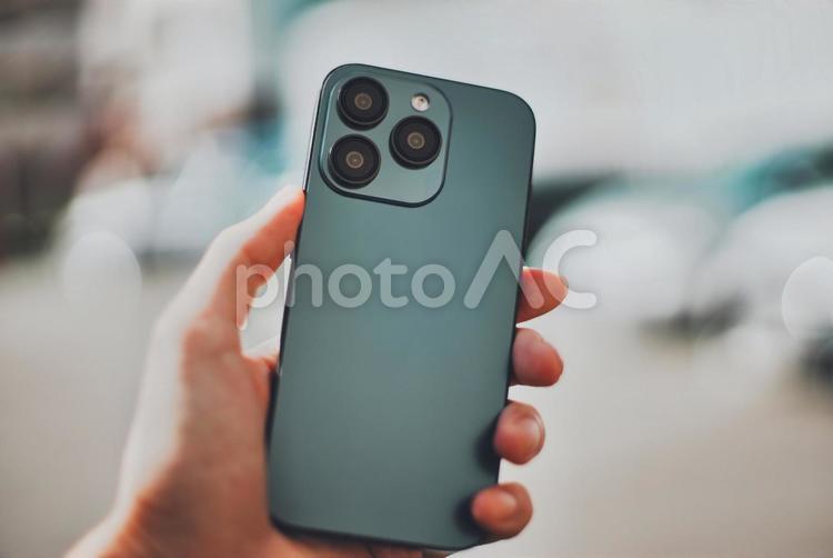 スマホを持つ人の手元クローズアップ スマホ,スマートフォン,カメラの写真素材