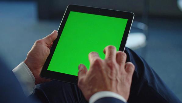 タブレットを操作(グリーン部分抜き素材) タブレットを操作(グリーン部分抜き素材)の写真