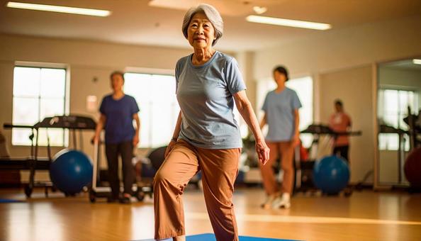 ロコモ体操で片足立ちの高齢女性患者 ロコモ体操で片足立ちの高齢女性患者の写真