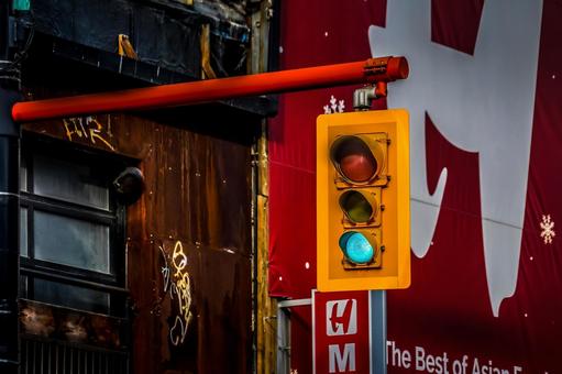 ビル街の信号 信号,青信号,ビルの写真素材