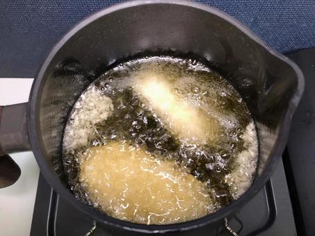 鋳鉄ポットで冷凍のフライを揚げる 鋳鉄ポットで冷凍のフライを揚げるの写真
