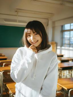 教室の女子高校生が微笑む 教室の女子高校生が微笑むの写真