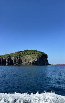 青空と海に囲まれた島の風景 青空と海に囲まれた島の風景 島,海,晴れの写真素材