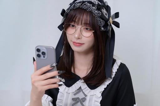 スマホを操作する地雷系女子 スマホを操作する地雷系女子 スマホ,携帯,眼鏡の写真素材