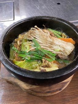 熱々石鍋の野菜鍋 熱々石鍋の野菜鍋の写真