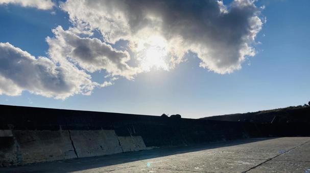 堤防　太陽と空の写真