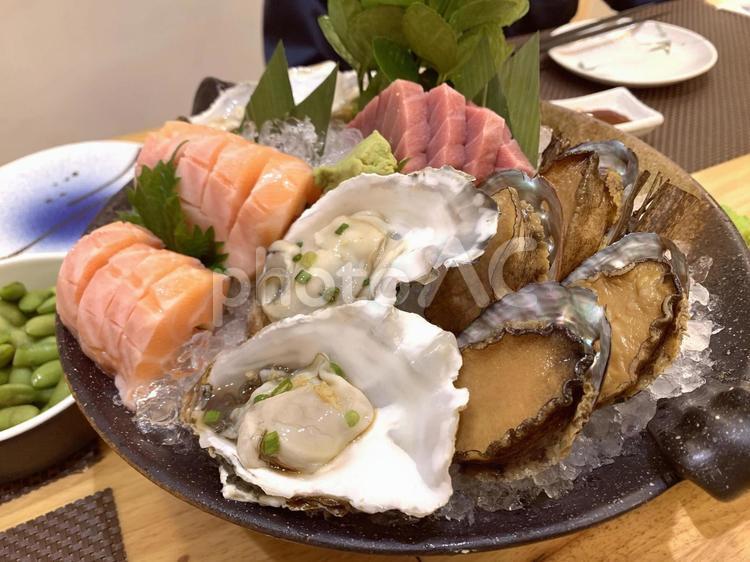 牡蠣・アワビ入りの豪華お刺身盛り合わせ 刺し身,刺身,造りの写真素材