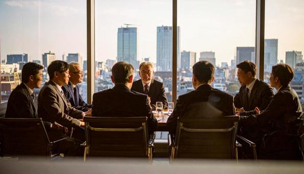 金融機関担当者と社長が経営相談 金融機関担当者と社長が経営相談の写真