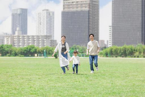 追いかけっこする親子 追いかけっこする親子 人物,家族,追いかけっこの写真素材