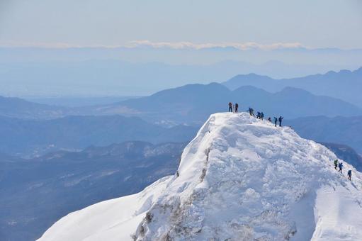 雪の谷川岳山頂に立つ登山者 山頂,頂上,登山者の写真素材