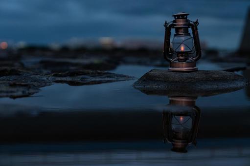 水面に映るアンティークランタン ランタン,カンテラ,灯りの写真素材