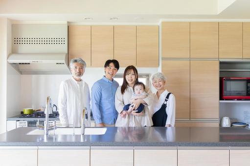 笑顔で赤ちゃんを囲む三世代家族 笑顔で赤ちゃんを囲む三世代家族 三世代家族,赤ちゃん,三世代の写真素材