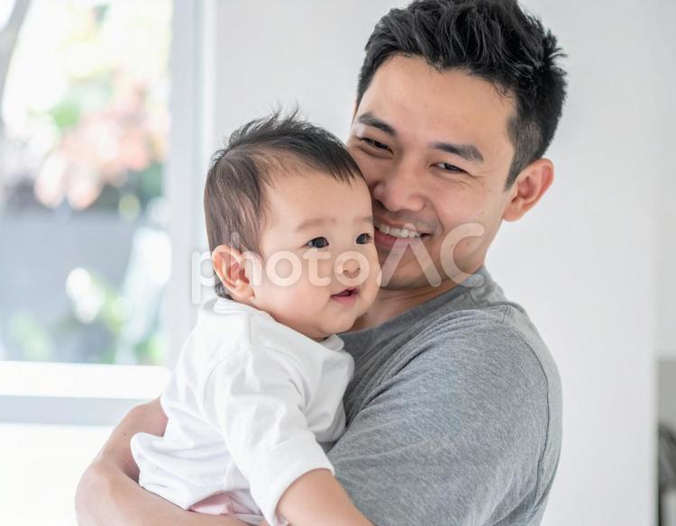 赤ちゃんを抱く若いお父さん 男性,お父さん,赤ちゃんの写真素材