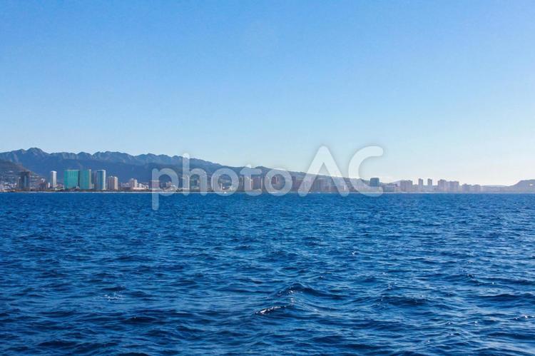 ハワイの海とワイキキのホテル群 ワイキキ,ハワイ,海の写真素材