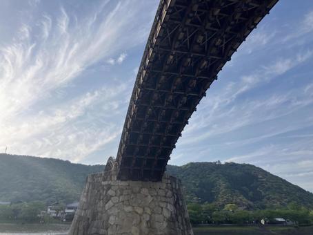 山口・岩国の錦帯橋の裏側 山口・岩国の錦帯橋の裏側の写真