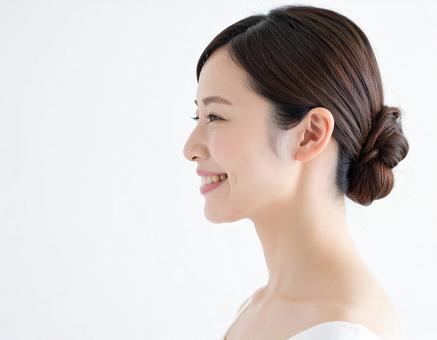 まとめ髪の女性の横顔 ピアス着画画像用 まとめ髪の女性の横顔 ピアス着画画像用の写真