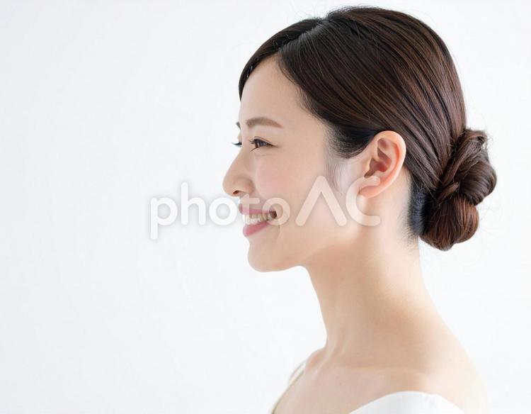 まとめ髪の女性の横顔　ピアス着画画像用 女性,横顔,２０代の写真素材