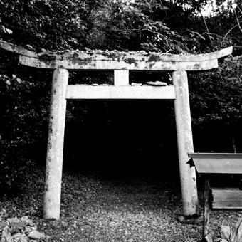岡山県-中山神社-猿神社-鳥居-白黒 岡山県-中山神社-猿神社-鳥居-白黒の写真