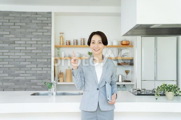 不動産業のビジネスウーマン 不動産,ビジネスウーマン,ビジネスの写真素材