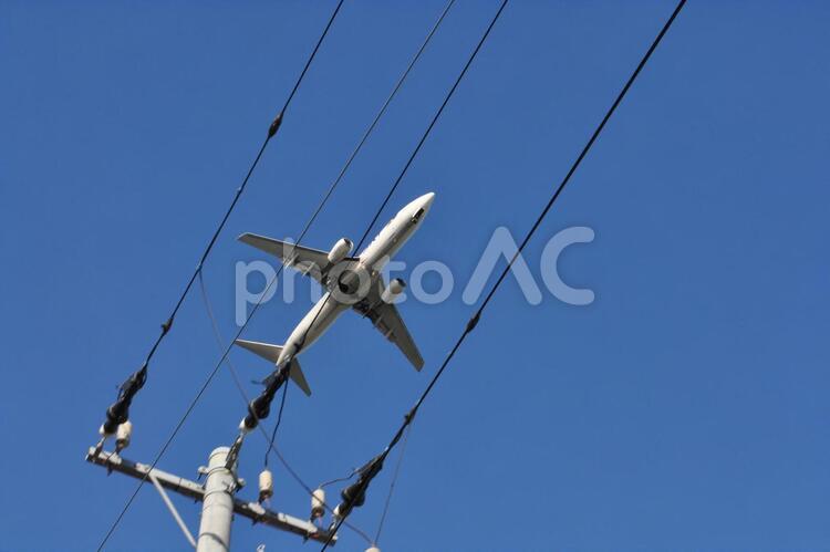 電線と飛行機（羽田空港周辺） 飛行機,電線,羽田空港の写真素材