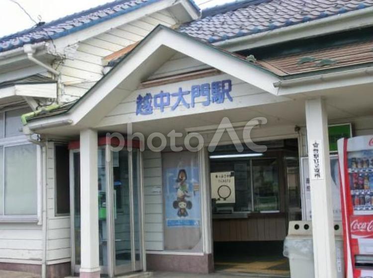 越中大門駅 jr,西日本,鉄道の写真素材