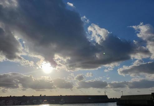雲から出てきた太陽 雲から出てきた太陽の写真