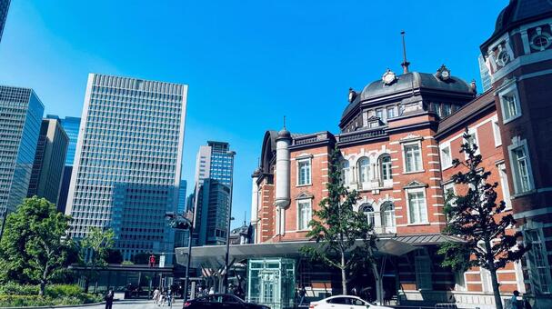東京駅丸の内駅舎とビルと空 東京駅丸の内駅舎,東京駅,丸の内駅舎の写真素材