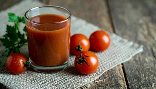 トマトジュースとトマト トマトジュースとトマトの写真