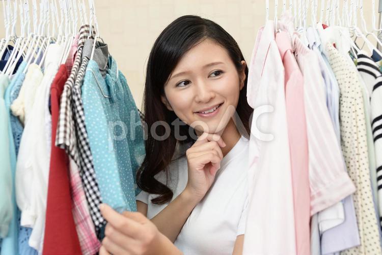 洋服のコーディネートを楽しむ女性 女性,主婦,おしゃれの写真素材