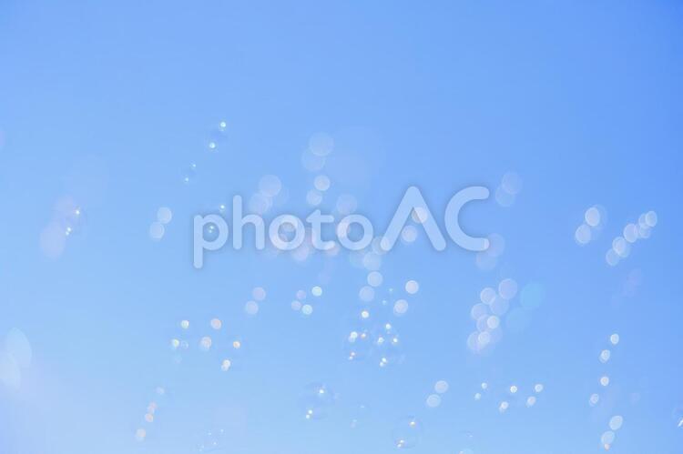 青空の中を舞うシャボン玉 青空,空,青の写真素材