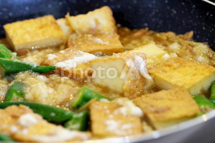揚げ豆腐とオクラの煮物、長芋でとろみ付け 揚げ豆腐,オクラ,長芋の写真素材