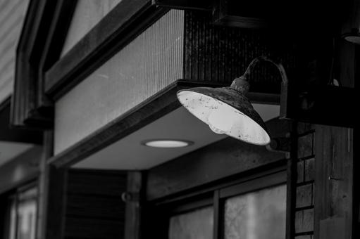 玄関先を照らす古い玄関灯 玄関先を照らす古い玄関灯 玄関灯,壁掛けランプ,照明器具の写真素材