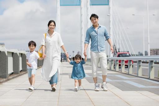 手を繋いで屋外を散歩する親子 手を繋いで屋外を散歩する親子 人物,家族,手を繋ぐの写真素材