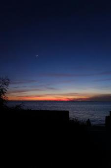 夕暮れの海と三日月 夕暮れの海と三日月 三日月,夕暮れ,月の写真素材