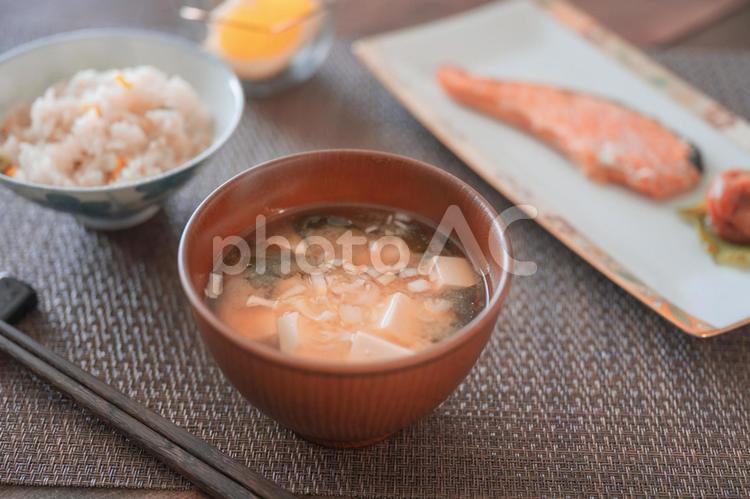 昭和っぽい朝食の風景　五目ご飯と味噌汁 朝食,ご飯,味噌汁の写真素材