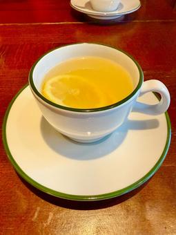 ホットレモネードとおしゃれなカップ ホットレモネードとおしゃれなカップ カフェ,カップ,ホットレモネードの写真素材