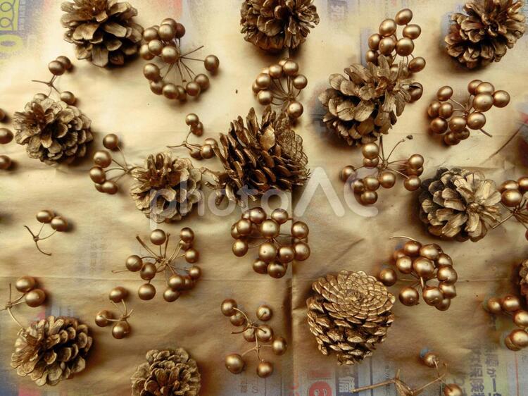 松ぼっくりを金色に オーナメント（アート）,クリスマス,冬の写真素材