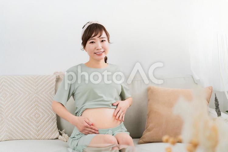 家のソファに座る妊婦のアジア人女性 妊婦,妊娠,妊活の写真素材