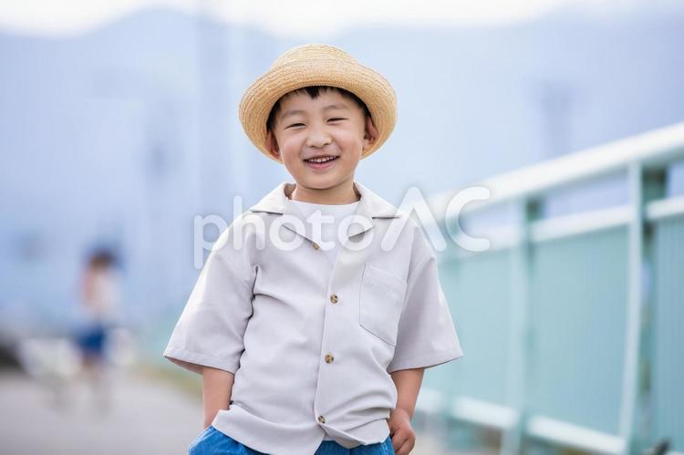 麦わら帽子をかぶった笑顔の男の子 男の子,笑顔,smileの写真素材