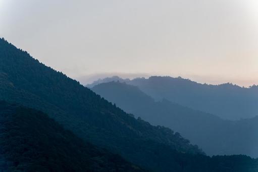 山に差し込む光 山に差し込む光 夕焼け,夕暮れ,夕景の写真素材