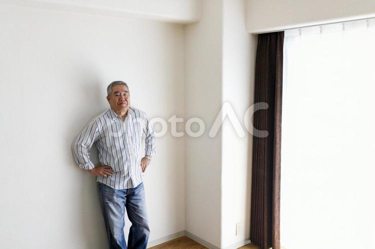 室内で立っているシニア男性 高齢者,男性,日本人の写真素材
