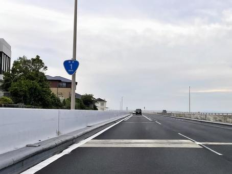 国道1号線をドライブ 国道1号線をドライブ 道,旅,車の写真素材