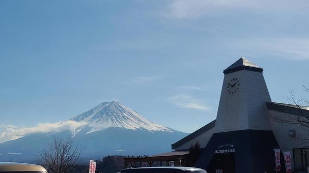 富士山と建物 富士山,河口湖,湖の写真素材