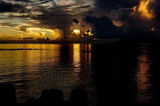 <素材>夏の雨の夕暮れの海の風景 <素材>夏の雨の夕暮れの海の風景の写真