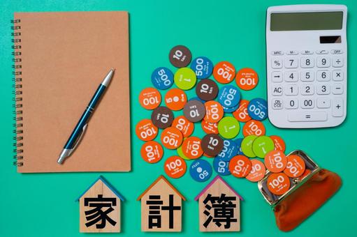 ノートと電卓とコインで家計簿のイメージ ノートと電卓とコインで家計簿のイメージ 家計簿,家計,お金の写真素材