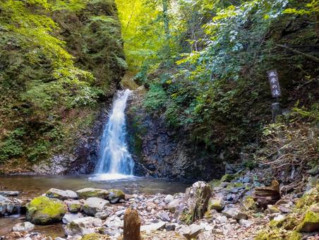 風挙の滝まで来ました秋の塩原 風挙の滝,滝,紅葉の写真素材