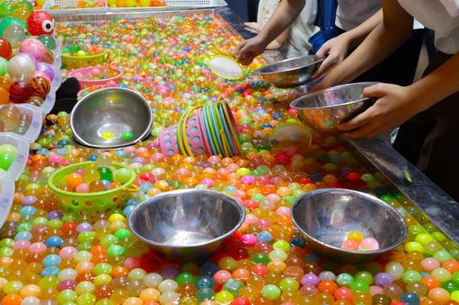 お祭り屋台のスーパーボールすくい 夏祭り お祭り屋台のスーパーボールすくい 夏祭り スーパーボールすくい,祭り,屋台の写真素材