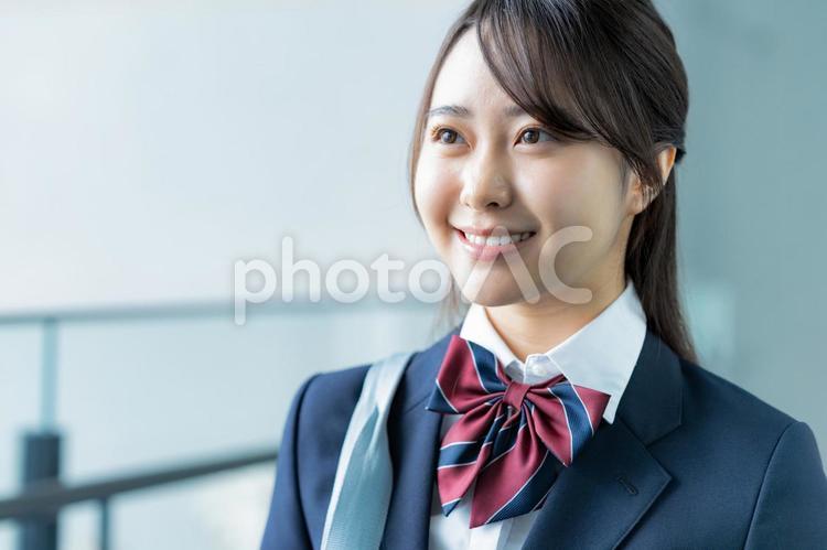 廊下を歩く制服の女子高生 高校生,女子高生,笑顔の写真素材