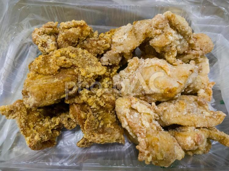 テイクアウトの大盛りの唐揚げ 唐揚げ,揚げ物,テイクアウトの写真素材